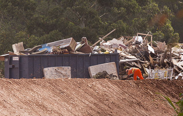 Operação de descarte de lixo no aterro sanitario de Barueri (na Grande São Paulo) já opera com capacidade no limite