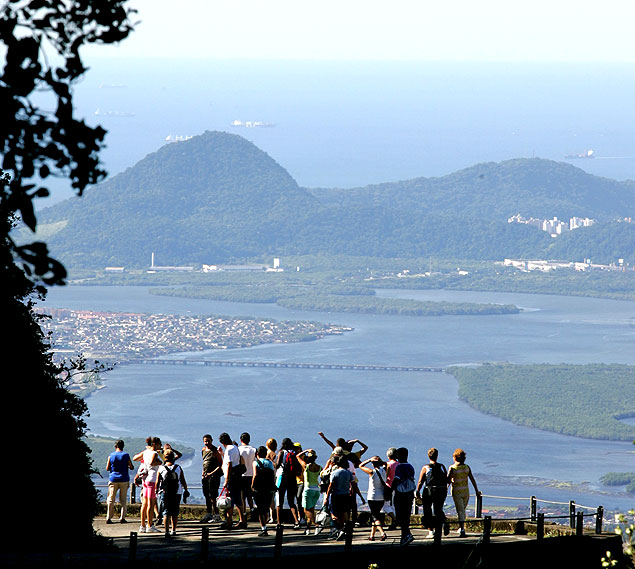 Grupo caminha pela estrada velha de Santos, dentro do Parque Estadual da Serra do Mar, na descida para o litoral de SP