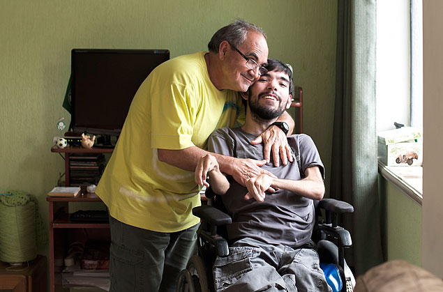 Manuel Francisco Contez, 60, ajudou o filho Marco Aurlio Contez, 26, durante todo o curso de jornalismo