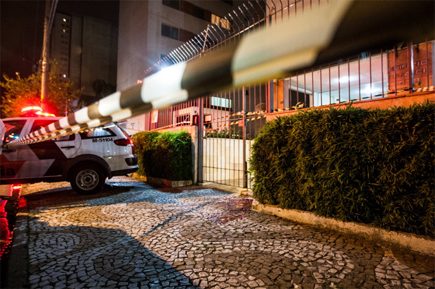 Polícia militar isola local onde universitário foi morto com um tiro na cabeça durante assalto no Belém, zona leste de São Paulo 