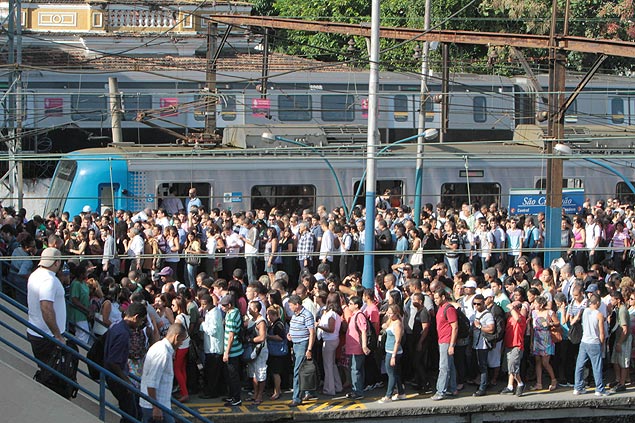 Plataforma da estao So Cristvo, no Rio, fica lotada de passageiros nesta 6; descarrilamento de trem atrasou operao 