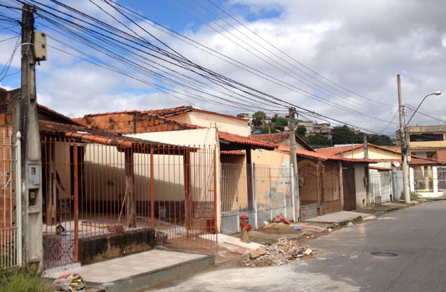 Casa em reforma em rea contaminada de Volta Redonda