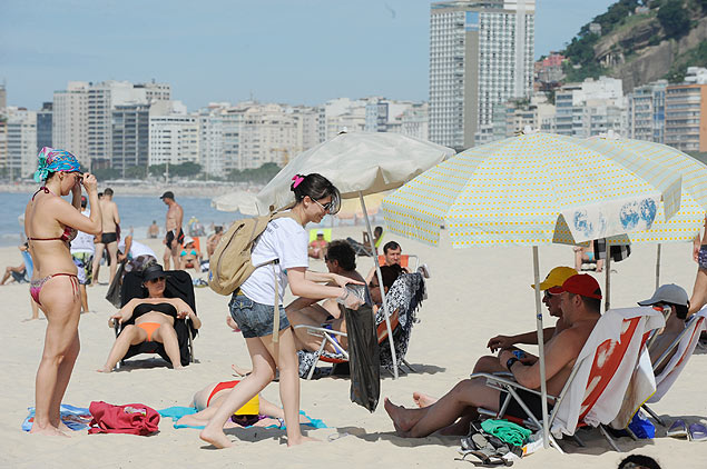Alunos da Uerj participam de trote ecológico; estudantes recolhem sujeira na praia de Copacabana e distribuem sacos de lixo para os banhistas