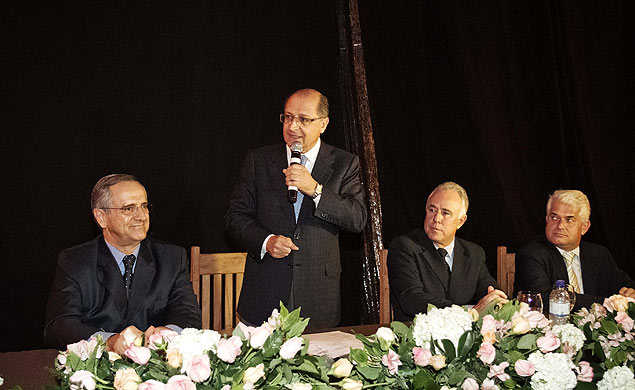 O governador Geraldo Alckmin discursa em So Carlos ao lado do prefeito Paulo Altomani ( esq.)