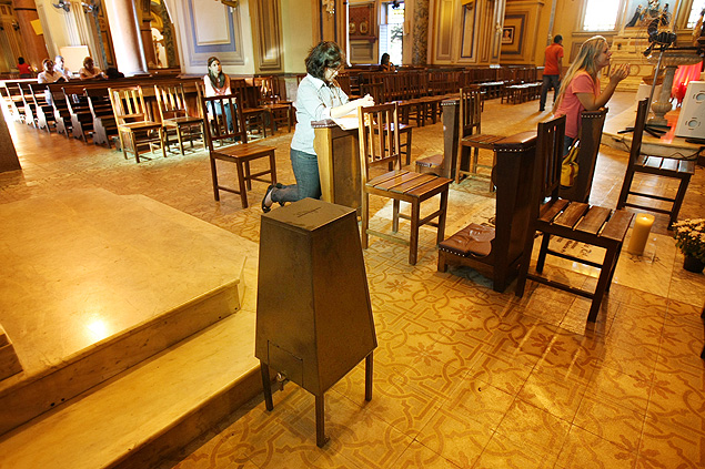Cofre de ofertas de fiis da catedral de Ribeiro Preto; outros exemplares j foram furtados dentro do prdio tombado da igreja