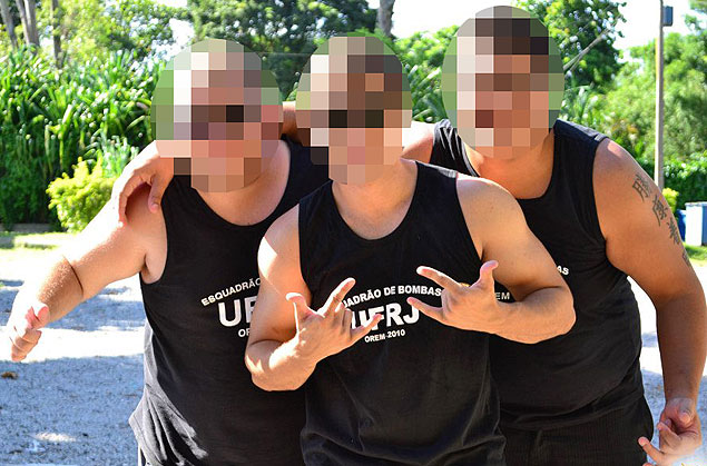 Estudantes usam camiseta do grupo 'Esquadro de Bombas UFRJ', que foi banido da universidade