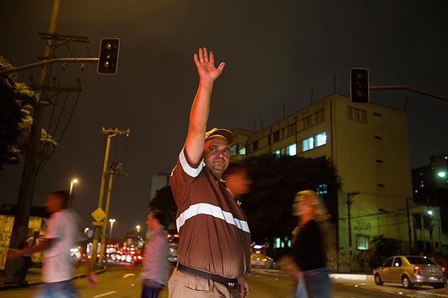 Agente da CET orienta motoristas na avenida do Estado, na regio central de So Paulo, durante falha em semforo 