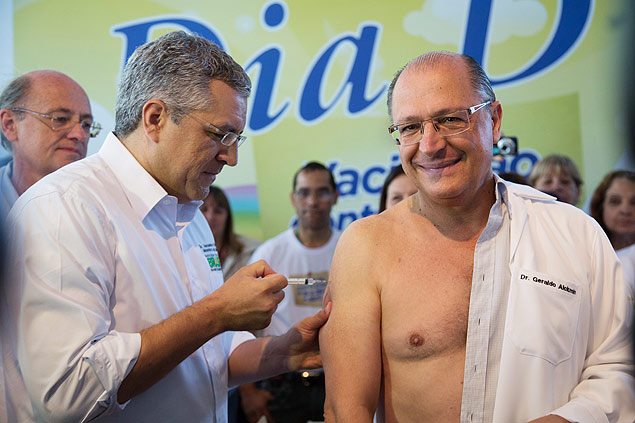 Ministro da Saúde, Alexandre Padilha, aplica vacina contra a gripe no governador Geraldo Alckmin vacinação contra a gripe