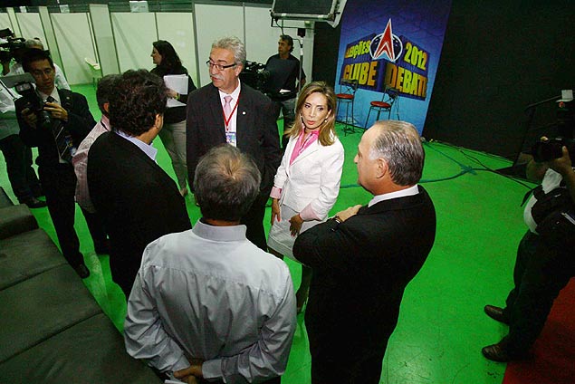 Newton Lima (de culos) acompanha o candidato de seu partido, o petista Joo Gandini, durante debate nas eleies de 2012