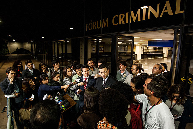 Os promotores Mrcio Friggi e Fernando Pereira da Silva, titular no julgamento do massacre do Carandiru, falam com jornalistas ao sair do Frum da Barra Funda, na zona oeste de Sao Paulo
