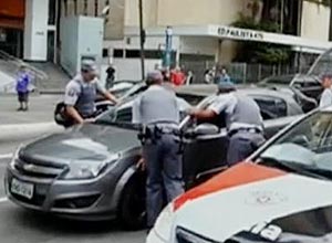 Policiais tentam acordar motorista que dormiu e parou o trnsito na avenida Paulista, no centro de So Paulo