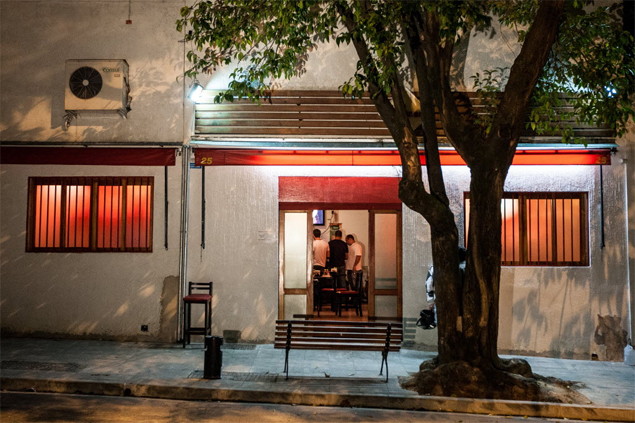 Fachada de restaurante japons alvo de arrasto na rua Amaro Cavalheiro, em Pinheiros, na zona oeste de So Paulo