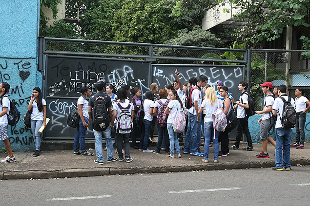 Alunos em frente  escola estadual Tomas Alberto Whatelly, em Ribeiro Preto (SP)