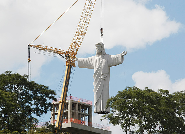 A esttua do Cristo Redentor de Sertozinho, com 18 metros de altura e 36 toneladas,  iada ao pedestal