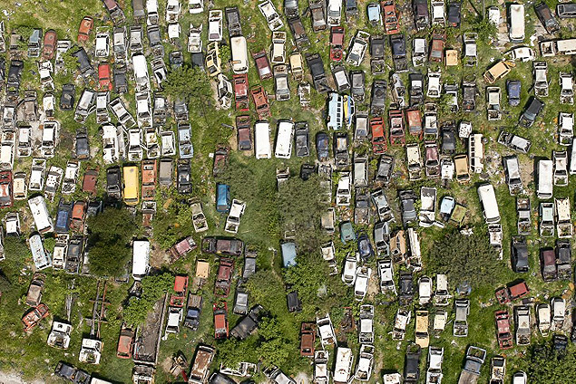 Justia autoriza destruio de 45 mil veculos abandonados em So Paulo; imagem mostra patio da capital paulista