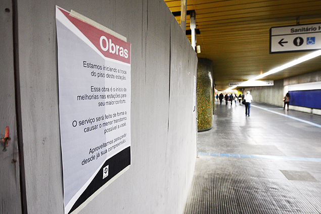 Cartaz anuncia obras no piso da estação República do metrô; 21 estações serão repaginadas até o final de 2014