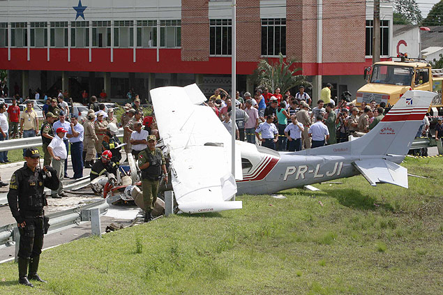 Avio caiu em avenida de acesso ao aeroporto Brigadeiro Protsio de Oliveira, em Belm (PA); uma passageira morreu e outras seis ficaram feridas 