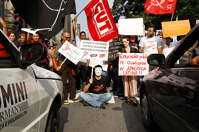 Professores em greve fazem protesto e fecham os dois sentido da avenida Paulista, na regio central de So Paulo