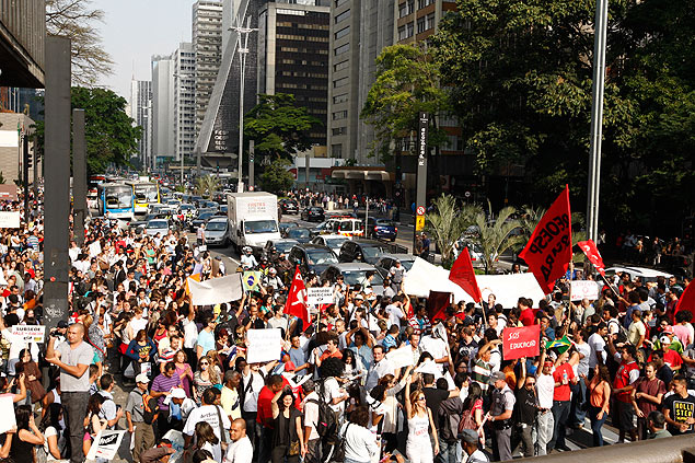 Professores em greve fazem protesto e fecham os dois sentido da av. Paulista, na região central de São Paulo
