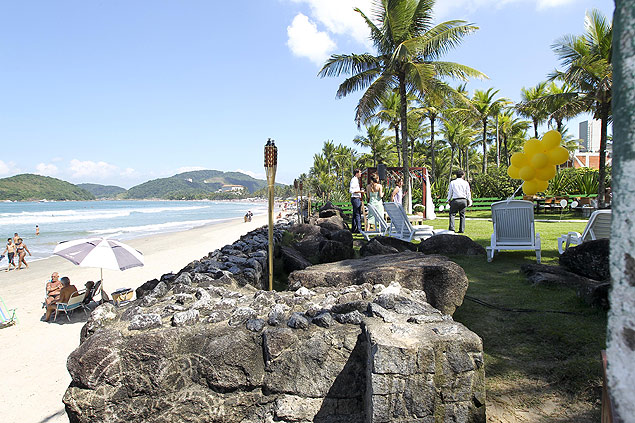 Festa de casamento no jardim de uma das casas em frente  orla da praia de Pernambuco 