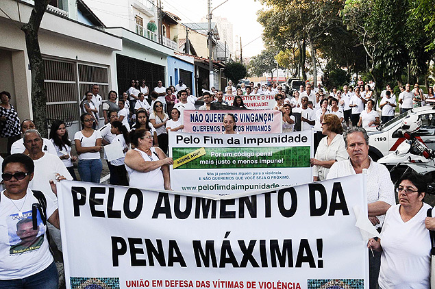 Amigos e familiares de dentista morta queimada realizam protesto e pedem Justia em So Bernardo do Campo, em SP