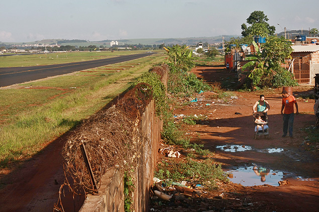 Pista do aeroporto de Ribeiro Preto, ao lado de favela; ao da Promotoria pede a resoluo de questes sociais no local