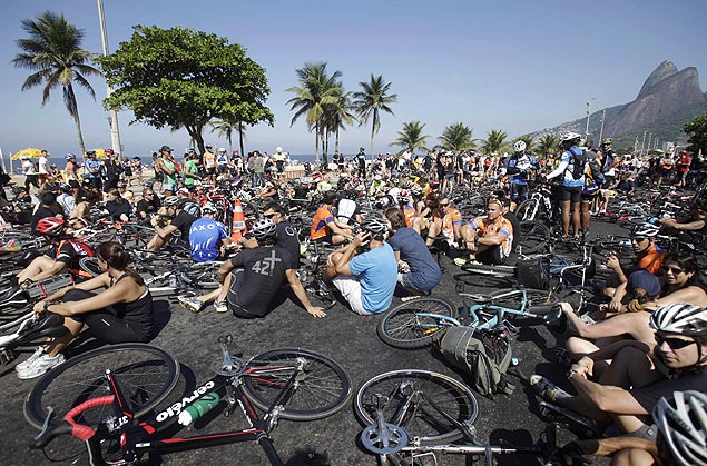 Pessoas protestam contra atropelamento de triatleta no Rio; prefeitura quer que motoristas de nibus passem por reciclagem