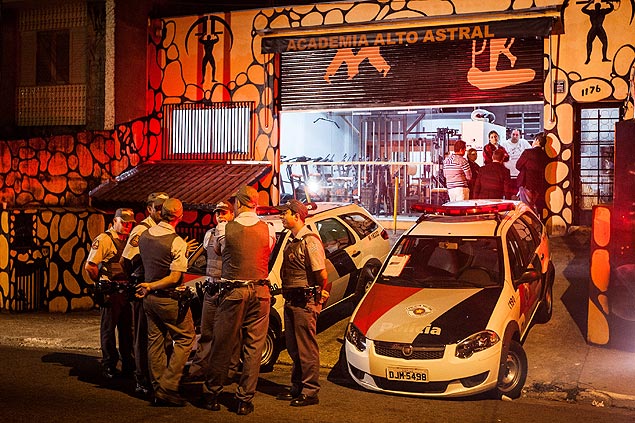 Policiais militares na frente de academia onde empresrio foi morto durante assalto na zona norte de So Paulo