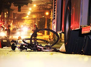 Ciclista morreu atropelado por ônibus na esquina entre as ruas Silva Teles e Rio Bonito, no Pari, região central de São Paulo