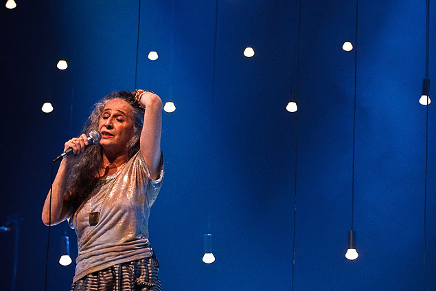 A cantora Maria Bethnia no show de gravao de "Carta de Amor", no Rio de Janeiro; apresentao em Ribeiro Preto foi adiada