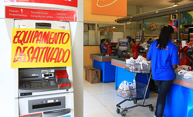 Caixa eletrnico desativado,  espera de ser retirado de supermercado em Ribeiro Preto