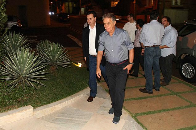 Gilberto Kassab (PSD) chega na casa do deputado Federal Marcos Montes (PSD) para jantar com o governador Antonio Anastasia (PSDB) e o senador Aecio Neves (PSDB)