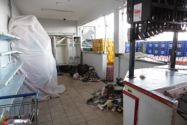 Caixa eletrnico (coberto,  esq.) explodido por assaltantes durante o final de semana em posto de combustveis de Ribeiro Preto