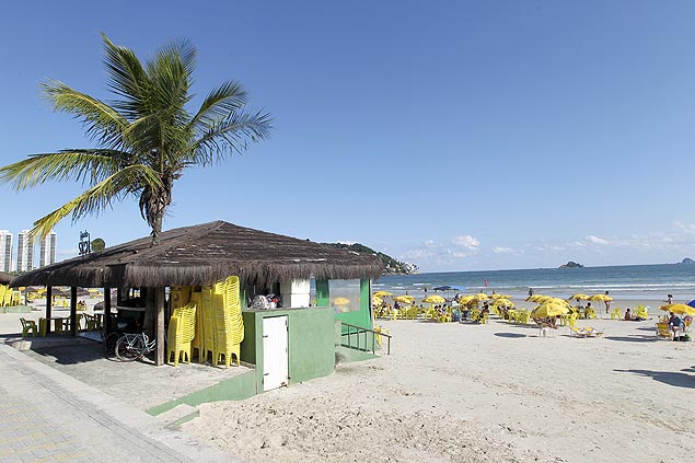 Quiosque na praia da Enseada, em Guaruj; prefeitura planeja retirar quiosques da faixa da areia da cidade 