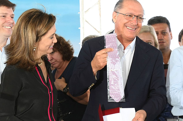 O governador Geraldo Alckmin (PSDB) mostra gravata que recebeu da prefeita de Ribeiro Preto, Drcy Vera (PSD)