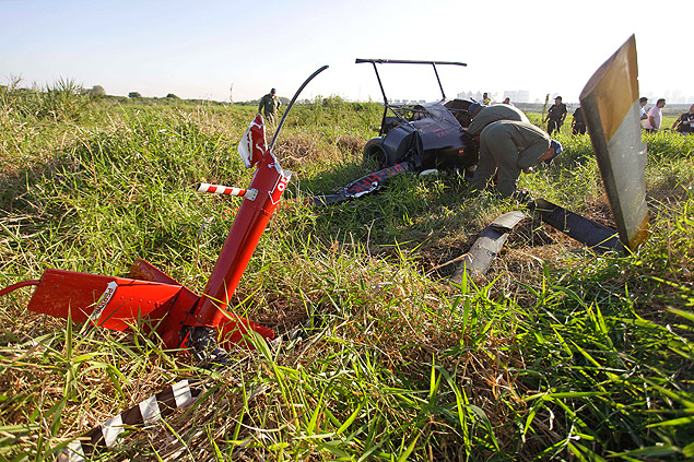 helicptero de pequeno porte faz pouso forado em rea do parque Ecolgico do Tiet, na zona leste de So Paulo