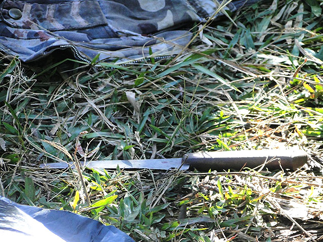 Faca encontrada no local em que foram mortas trs crianas a facadas no PR; pai das vtimas foi preso pelo crime