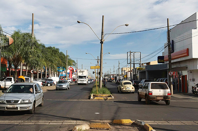 Carros passam pela Alameda Paulista, um dos corredores onde o Plano Diretor prev verticalizao em Araraquara