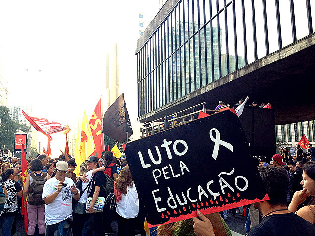 Professores da rede estadual fazem novo protesto e fecham pista da avenida Paulista, na regio central de So Paulo