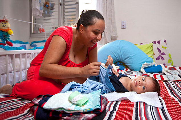 Jucilene Braga, que  cega desde a infncia, cuida sozinha do filho Fernando, de 4 meses