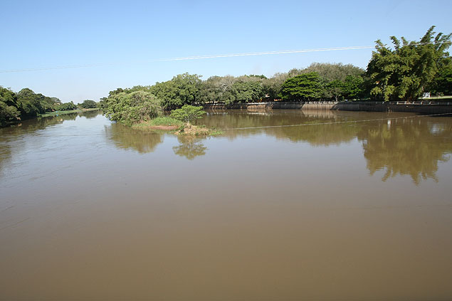 Vista de trecho do rio Pardo prximo ao clube Regatas, em Ribeiro Preto