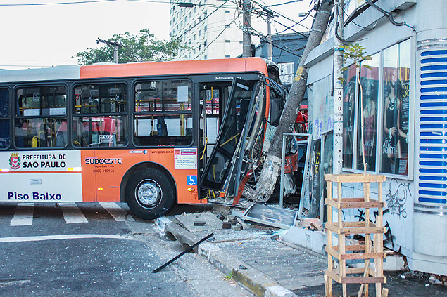 nibus derrubou um poste e atingiu uma banca de jornais aps bater em um carro em Pinheiros, na zona oeste de So Paulo