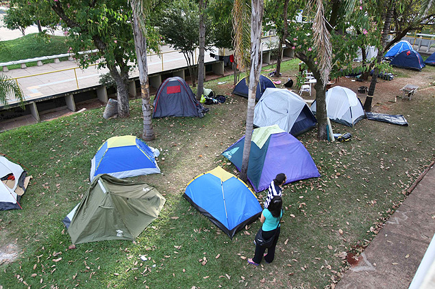 Estudantes acampados no campus da Unesp de Araraquara protestam contra expulso de alunos que fizeram orgia