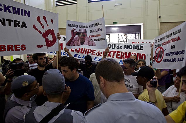 Manifestantes invadiram prdio da Secretaria de Estado da Segurana Pblica para pedir mais rigor na apurao de crimes