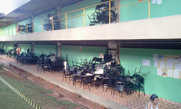 Cadeiras colocadas em frente a salas de aula do campus de Araraquara (SP) em protesto contra expulso de estudantes
