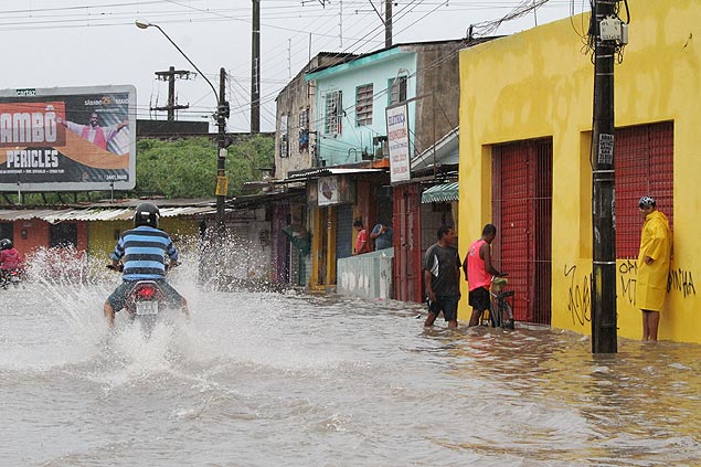 Uma chuva intensa aliada à maré alta provocou o alagamento de ruas e estações de metrô em Recife