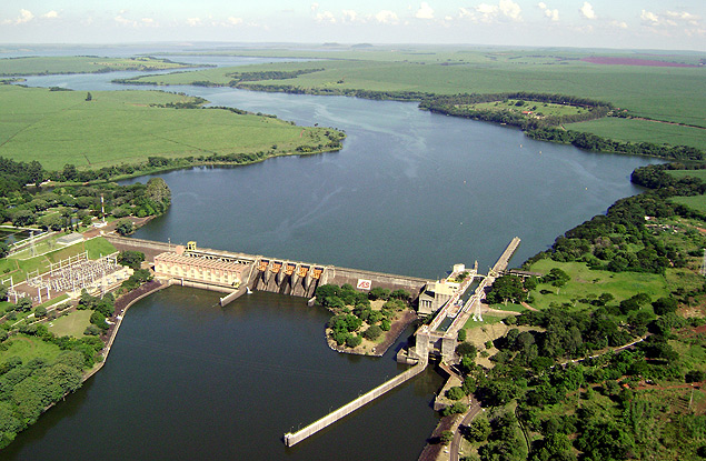 Vista da barragem no rio Tiet, em Barra Bonita (SP); pesquisa aponta que assoreamento pode paralisar o transporte na hidrovia