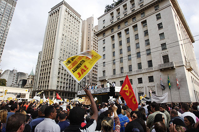 Professores da rede municipal de educao protestam na regio central de So Paulo e decidem manter greve
