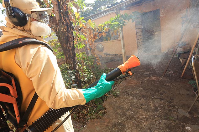 Funcionrio faz nebolizao em Ribeiro Preto para tentar coibir a proliferao do mosquito transmissor da dengue