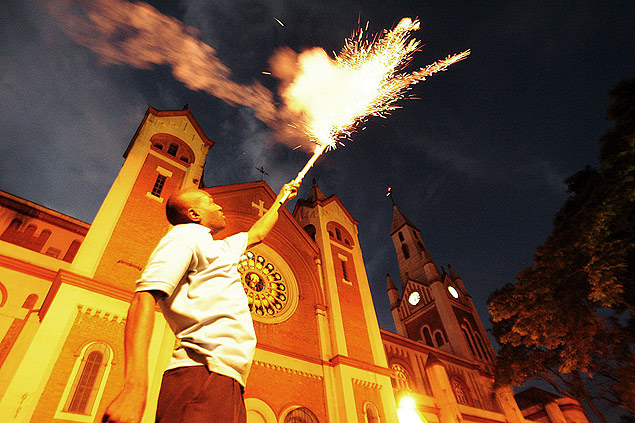 Sacristo Carlos Csar Serafim solta rojo para espantar pombos de praa em frente  Catedral Metropolitana de Ribeiro Preto, no interior de So Paulo